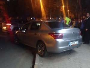Arkadaşları Tarafından Alıkonuldu, İmdadına Ailesi Yetişti: 2 Yaralı