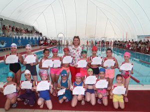 Yüzme Öğrenen Miniklere Sertifikaları Verildi