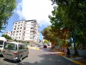 Şişli’de Yol Vermek İsteyen Kamyonetin Devrilme Anı Kamerada
