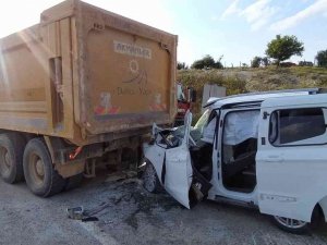 Hafif Ticari Araç Hafriyat Kamyonuna Çarptı: 1 Ağır Yaralı