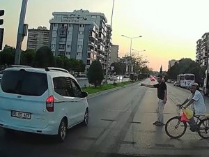 Yolun Karşısına Geçmeye Çalışan 2 Kişi, Kırmızı Işıkta Geçen Aracın Altında Kalmaktan Son Anda Böyle Kurtuldu
