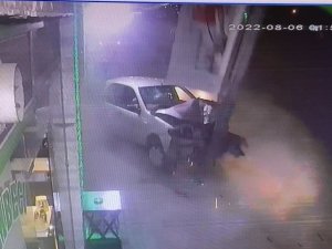 Kontrolden Çıkan Otomobil Aydınlatma Direğine Böyle Çarptı: 3 Yaralı