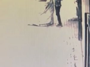 Pes Artık...bursa’da Çöp Kovası Hırsızlığı Kameralarda