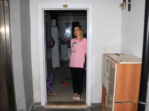 Kiracısının Çelik Kapısını Çaldı