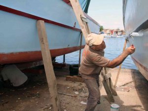Balıkçılar Yeni Av Sezonuna Teknelerine Bakım Yaparak Hazırlanıyor