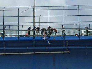 İ̇ntihar Girişiminde Bulunan Şahsı Polis Düşeceği Esnada Ellerinden Yakaladı