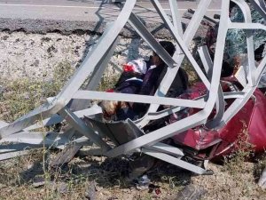Sürücüsünün Kontrolünü Kaybettiği Araç Elektrik Direğine Çarptı: 4 Yaralı