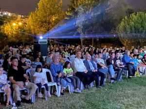 Gölcük’te Açık Hava Sinemasına Yoğun İlgi