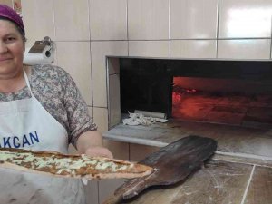 Selendi’nin Kadın Pide Ustası Erkelere Taş Çıkartıyor