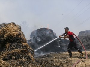 Saman Balyaları Alev Aldı, Yangın Ormana Sıçramadan Son Anda Söndürüldü