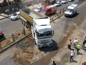 Üst Geçidi Kullanmak Yerine Ana Yola Atladılar: 2’si Ağır 6 Kişi Yaralandı