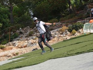 55 Sporcu, 380 Metreden Atlayıp Hedefe Ulaşmaya Çalışıyor