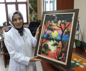 Rize'de doktor, çizdiği resimleri Yeşilay'a bağış karşılığı hediye ediyor