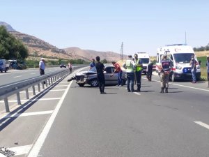 Elazığ’da Otomobil Bariyerlere Çarptı: 3 Yaralı