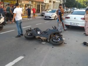 Motosiklet Kamyonete Çarptı: 1 Yaralı