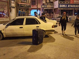 Sahibinin Atm’ye Giderken Kaldırıma Bıraktığı Bavul Paniğe Neden Oldu