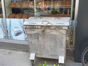 Daha Önce Koltuğu Sokağa Bağlayan Esnaf Şimdi De Çöp Konteynerini Zincire Vurdu