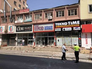 İ̇ş Merkezinin Çatı Duvarı Çöktü, Faciadan Dönüldü