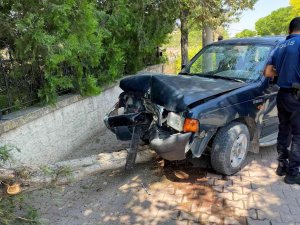 Kontrolden Çıkan Pikap Ağaca Çarptı: 2 Yaralı
