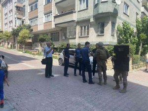 Avcılar’da Hareketli Anlar, Kendini Eve Kilitleyip Tehditler Savurdu
