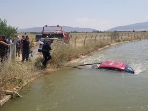 Otomobil Kanala Uçtu: 2 Yaralı