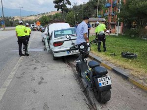 Otomobil Önce Bariyere Ardından Motosiklete Çarptı: 2 Yaralı