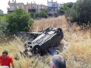 İ̇zmir’de Takla Atan Araçtaki 4 Genç Ölümden Döndü