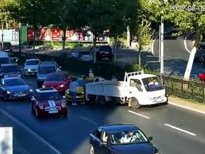 Sarıyer’de İlginç Anlar: Önce Kavga Etti Sonra Kaputun Üstünde Gitti