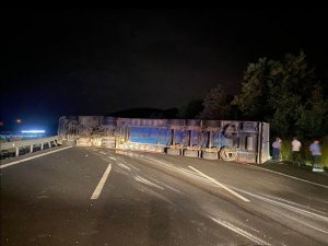 Tem Otoyolunda Tır Devrildi, Yol Trafiğe Kapatıldı