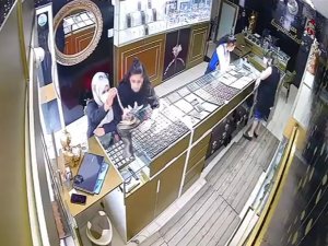Müşteri Gibi Gelip, Kaşla Göz Arasında Altın Zinciri Çaldılar