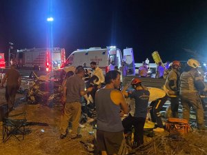 İ̇zmir’de Trafik Kazası: 1 Ölü, 4 Yaralı