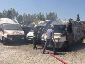 Yaşı Küçük Çocuklar İki Ambulansı Yaktı