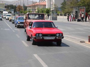 Gardaşlık Festivali Kortejinde En Çok Dikkati Klasik Otomobiller Çekti