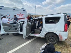 Direksiyon Hakimiyetini Kaybederek Karşı Şeride Geçti: 4 Yaralı
