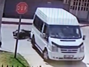 Motosiklet Düğün Konvoyundaki Minibüse Çarptı: 1 Yaralı