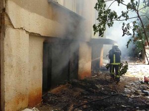 Antalya’da Sürekli Yangın Çıkan Metruk Bina Mahalle Halkını İsyan Ettirdi