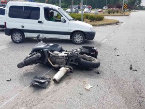 Otomobil Kırmızı Işıkta Bekleyen Motosiklete Çarptı: 2 Yaralı