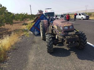 Şanlıurfa’da Hafif Ticari Araç Traktöre Çarptı: 2 Yaralı