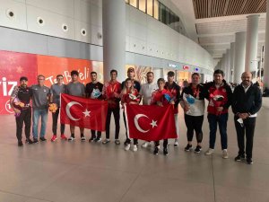 U20 Milli Takımı Çiçeklerle Karşılandı