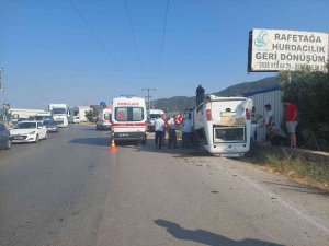 İ̇zmir’de Yolcu Minibüsü İle Otomobil Çarpıştı: 5 Yaralı
