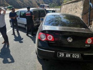 Kontrolden Çıkan Otomobil Park Halindeki Araçlara Çarptı: 1 Yaralı