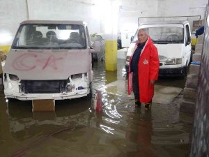 Uşak’ta Şiddetli Yağış Sonrasında Su Baskınları Yaşandı
