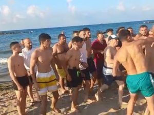 Plajda Şortunu İndirdiği İddia Edilen 2 Şahsı Vatandaşlar Darp Etti, O Anlar Kameralara Yansıdı