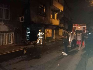 Gaziosmanpaşa’da 2 Şüpheli Önce Dükkanı Yaktı, Daha Sonra Havaya Ateş Açarak Olay Yerinden Kaçtı