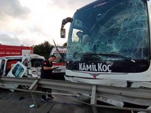 İ̇stanbul, Hasdal-kemerburgaz İstikametinde Yolcu Otobüsüyle Birlikte 7 Aracın Karıştığı Zincirleme Trafik Kazası Meydana Geldi. Kazada 5 Kişi Yaralanırken, 1 Kişi Uzun Uğraşlar Sonucu Sıkıştığı Yerden Çıkarıldı. Kazayla İlg