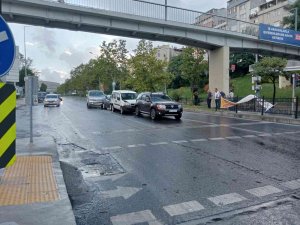 Yağmurun Etkisiyle Kayganlaşan Yolda 4 Araç Birbirine Girdi