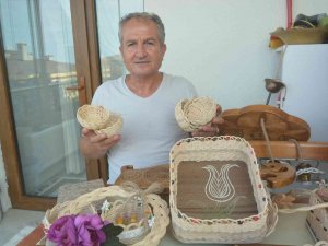 Evinin Balkonunu Atölyeye Çevirdi, Ahşabı Sanata Dönüştürüyor