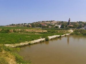 İ̇natçı Filminin Çekildiği Tarihi Taş Köprüde Çöp Adacıkları Yeşerdi