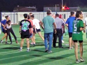Kadın Futbolcular Yeşil Sahayı Ringe Çevirdi