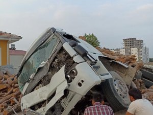 Tomruk Yüklü Kamyon İle Otomobil Çarpıştı: 5 Yaralı